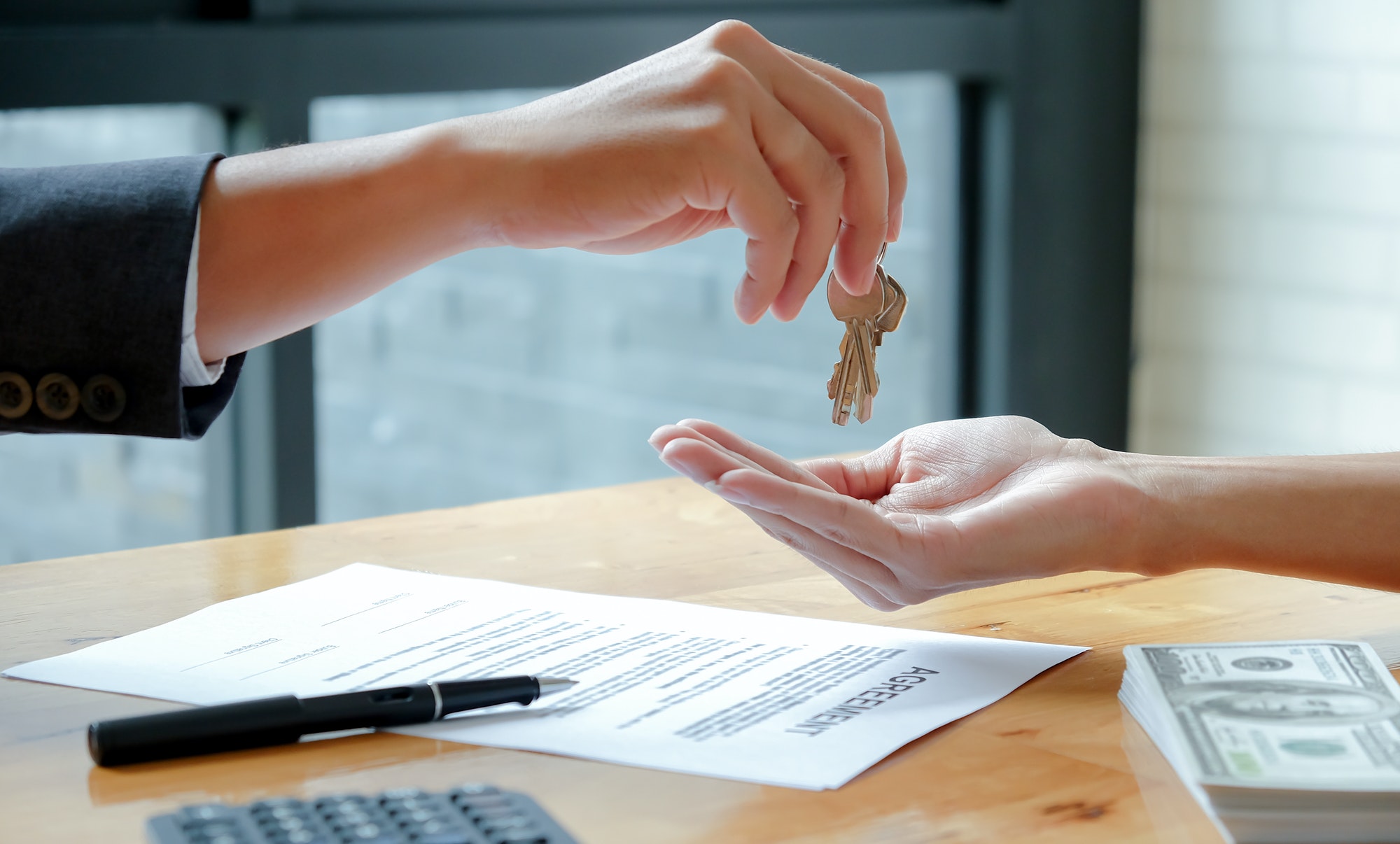The house broker sends the keys to the customer after signing the contract to buy the house.